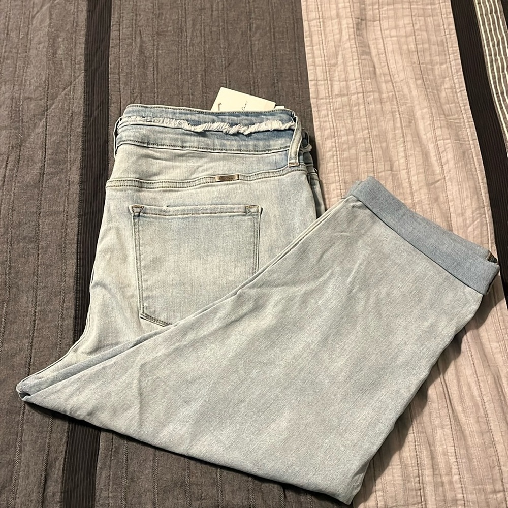Women Kancan High Rose Distressed Capri - Size 20x21